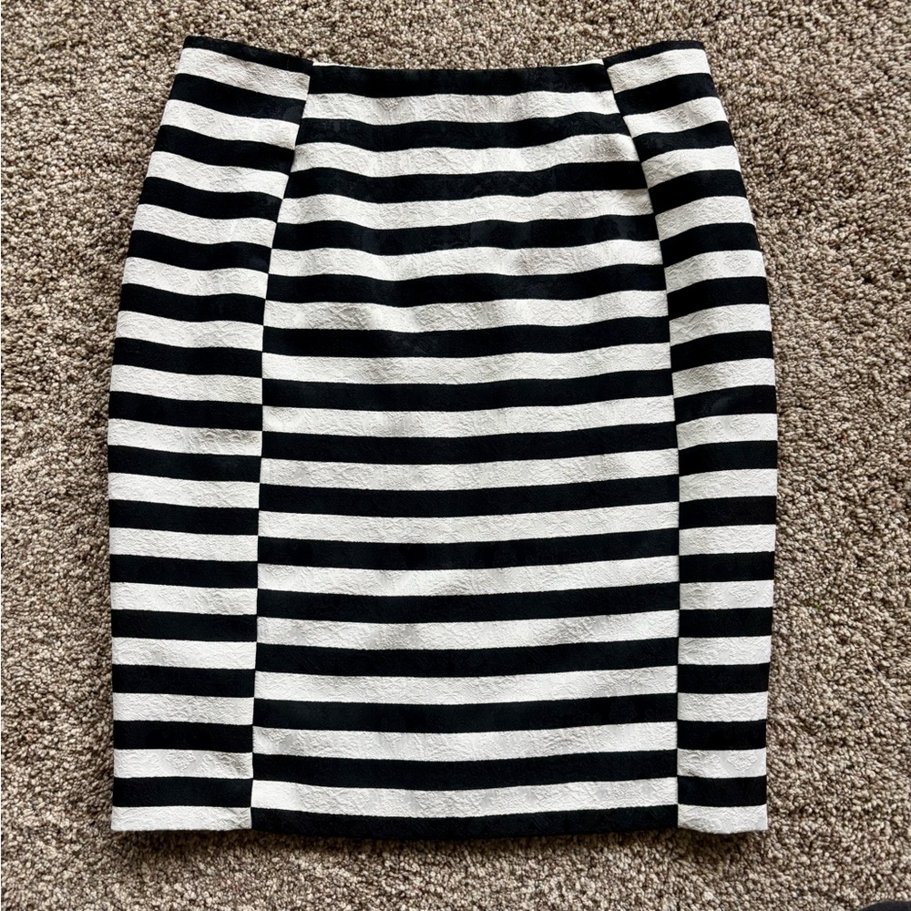 NWOT Ann Taylor Jacquard Pencil Skirt. Black White Stripe. Size 8. Fully lined.
